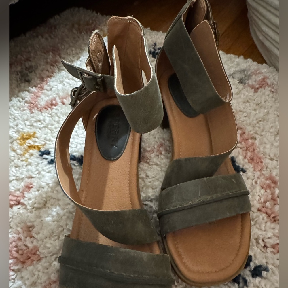 Sperry heeled sandals in women’s size 7.5